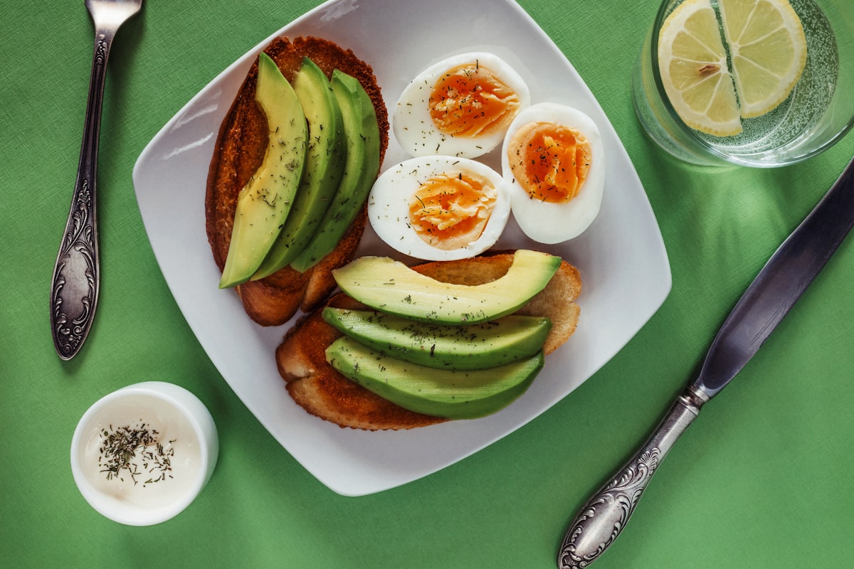 Desayuno nutritivo con frutas, cereales integrales y yogur